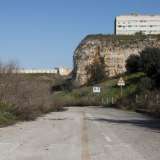 Man mano che ci avviciniamo al fondo della cava la via si fa sempre pi� larga...